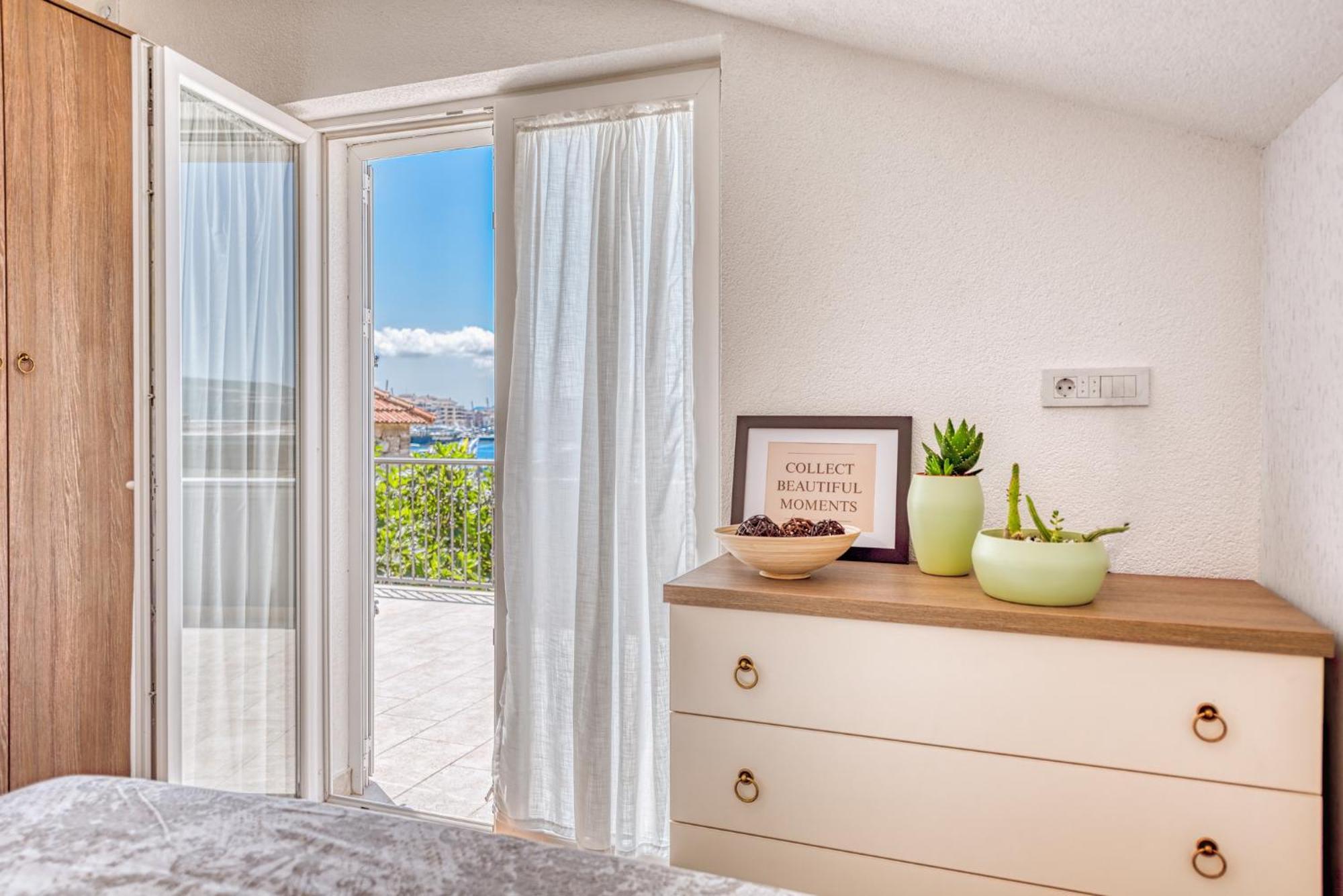 Miro Guesthouse Тиват Екстериор снимка