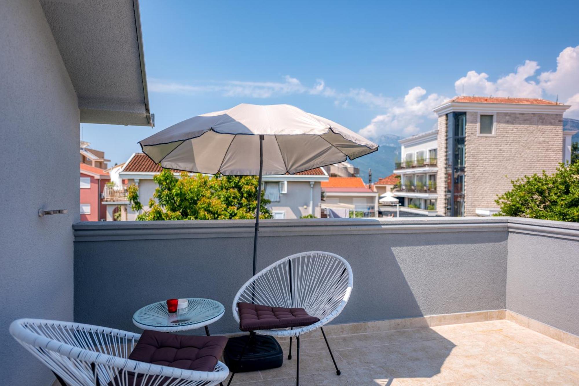 Miro Guesthouse Тиват Екстериор снимка